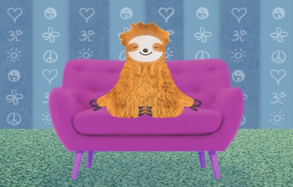 Meditierendes Faultier auf einem Sofa.